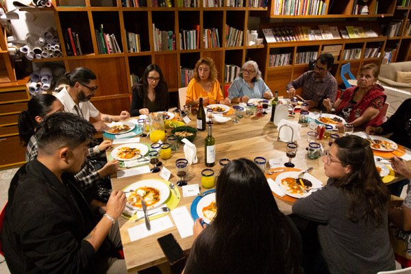 <p><strong>Amigos cenando a ciegas</strong></p> - Imagen 1